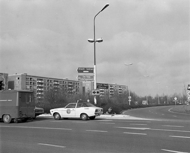 857446 Afbeelding van een wegwijzer bij het verkeersplein de Berekuil te Utrecht, met rechts de Sartreweg.